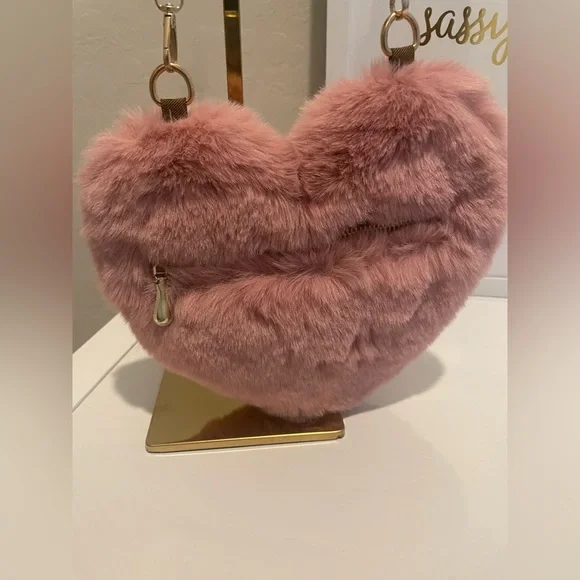 - BNIP Furry heart purse - Picture 6 of 8